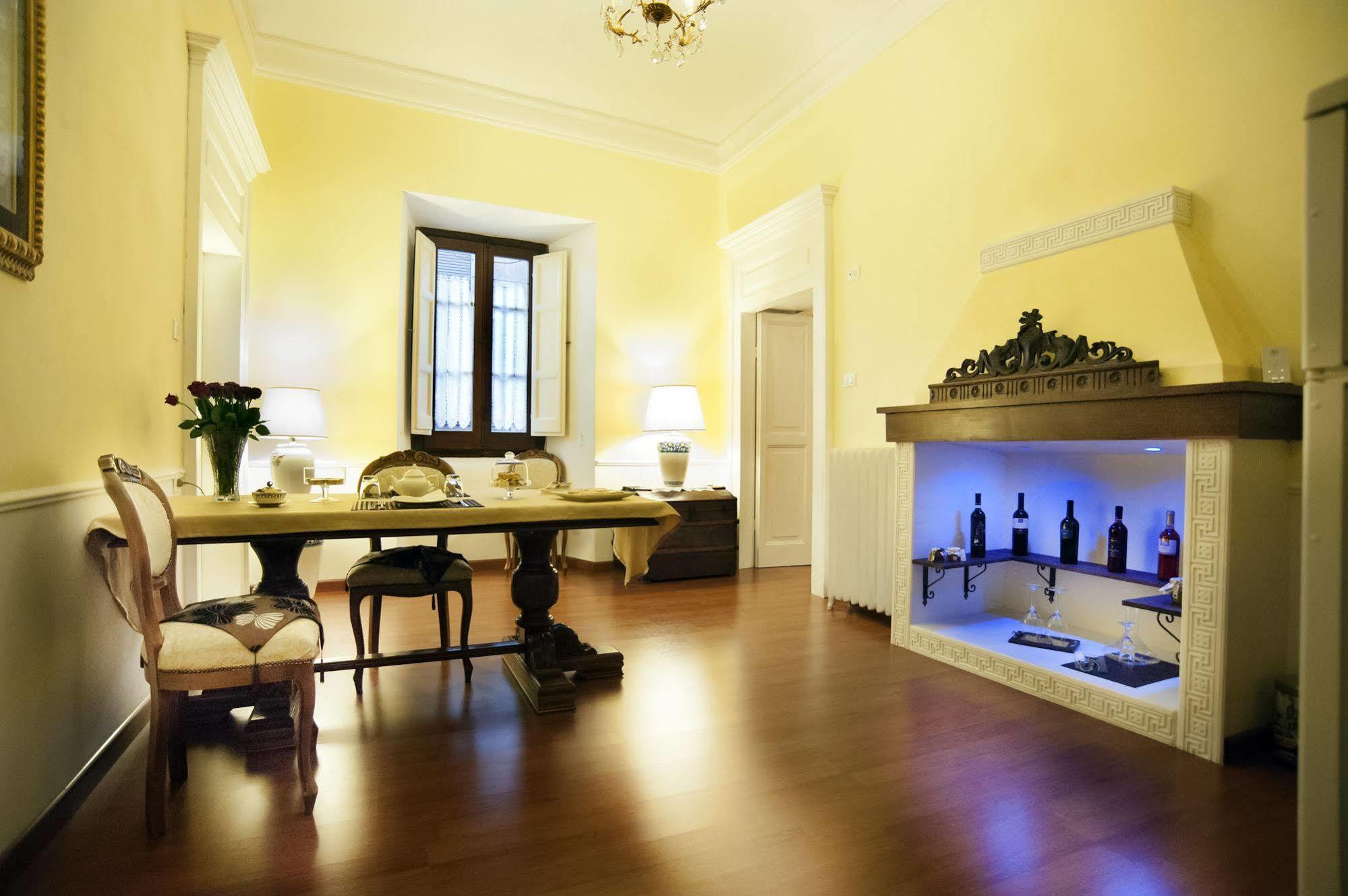 Palazzo Salini - Appartamento Familiare سولمونا المظهر الخارجي الصورة