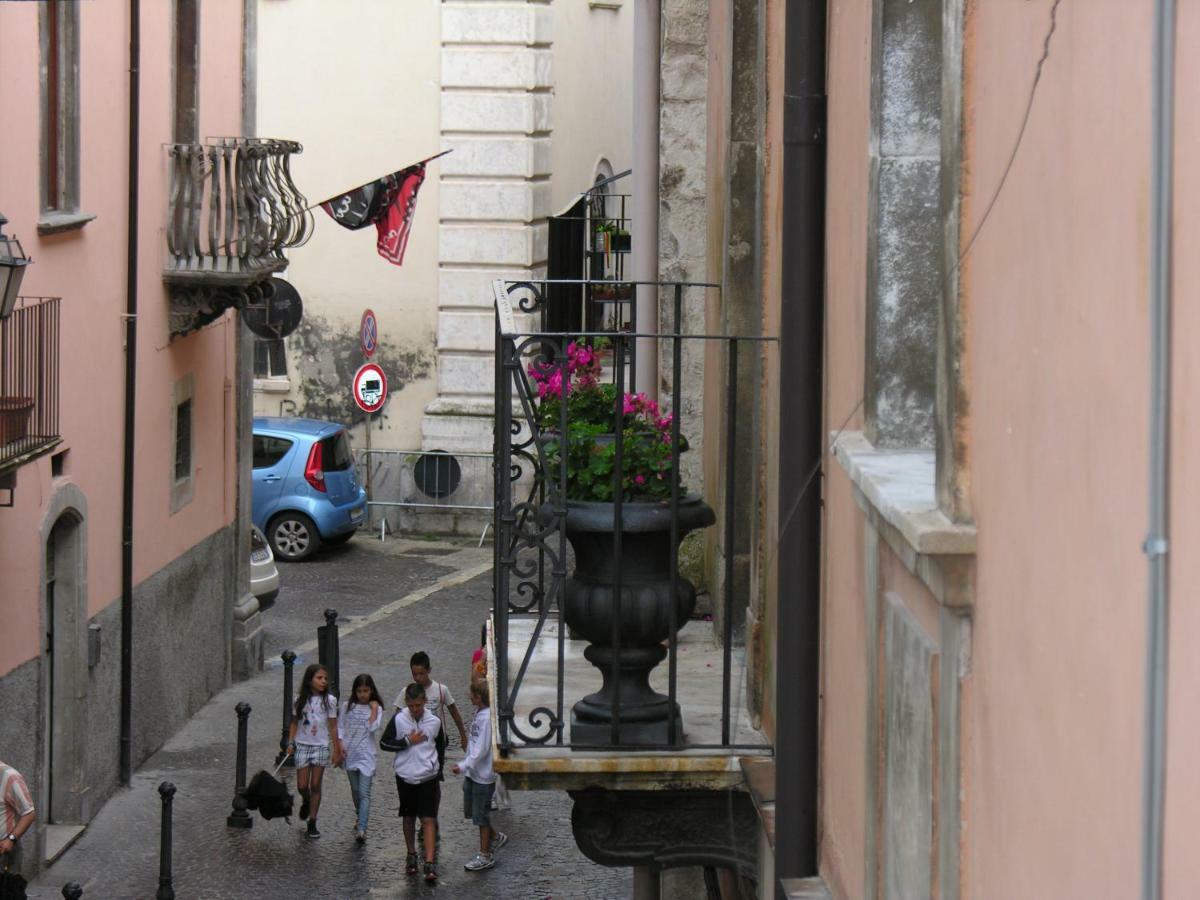Palazzo Salini - Appartamento Familiare سولمونا الغرفة الصورة